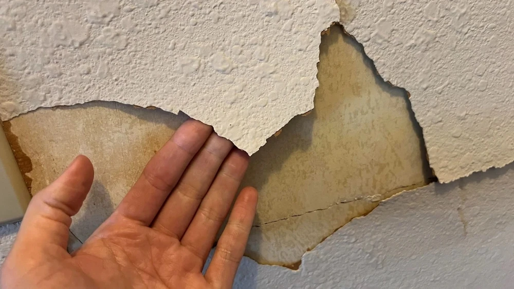 Từ thực tế thi công: Trát vữa lớp mỏng có phải lúc nào cũng tốt? 4 Không nên trát vữa lớp mỏng trên tường bong tróc, chưa được xử lý