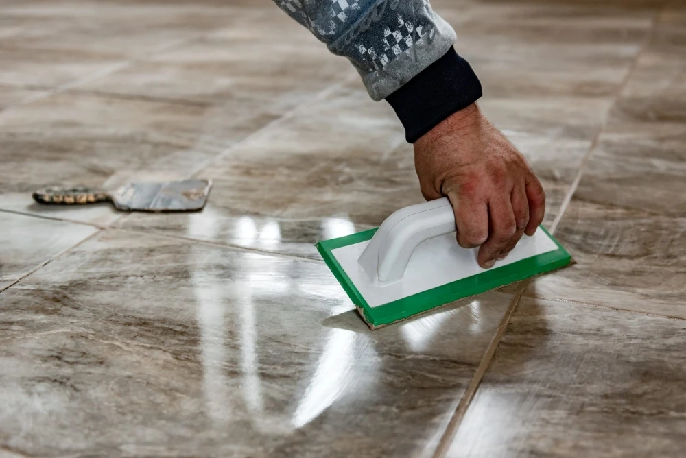 4 Cách cải tạo nền nhà không cần đập nền cũ nhanh gọn an toàn 3 Vệ sinh sàn nhà và chà lại ron mới để cải tạo nền