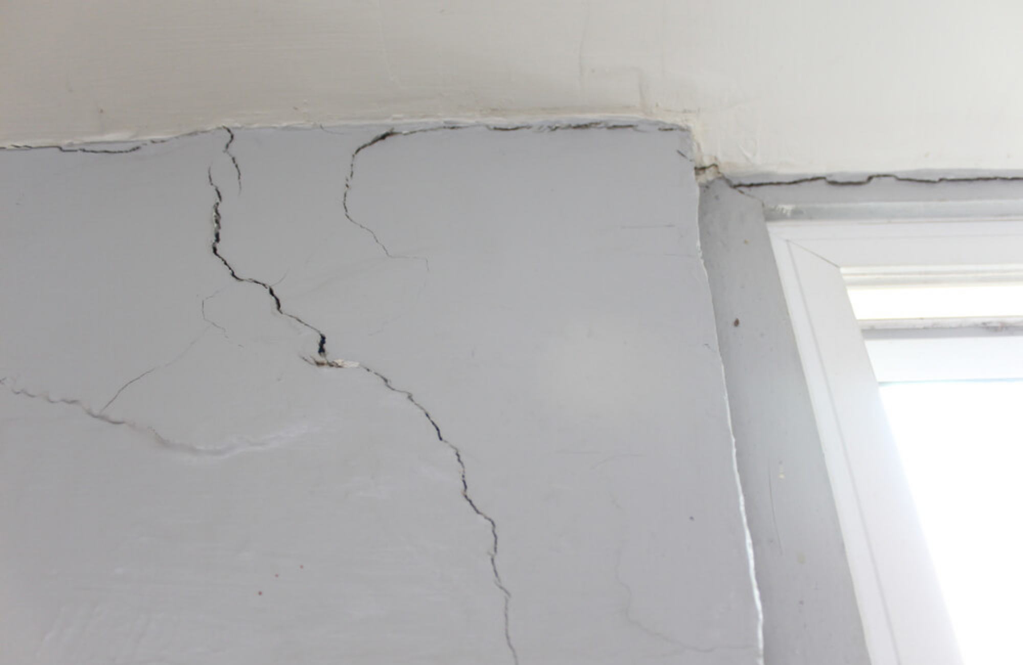 Tường nhà bị nứt dọc có nguy hiểm không? 2 vết nứt dọc tường nhà