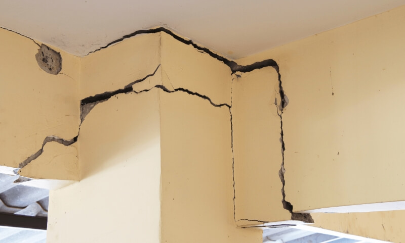 Tường nhà bị nứt dọc có nguy hiểm không? 3 vết nứt dọc nghiêm trọng