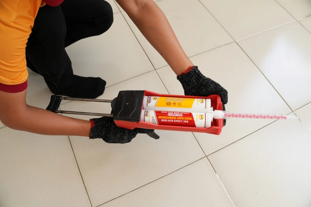 Giá keo chà ron epoxy - Thi công chất lượng, giá tốt 3 vi sao keo epoxy gia cao scaled 1