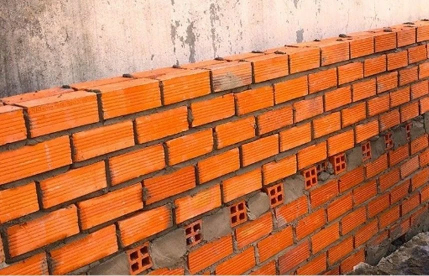Gạch ống là loại gạch rỗng, nhẹ, ít tốn vữa hơn gạch thẻ