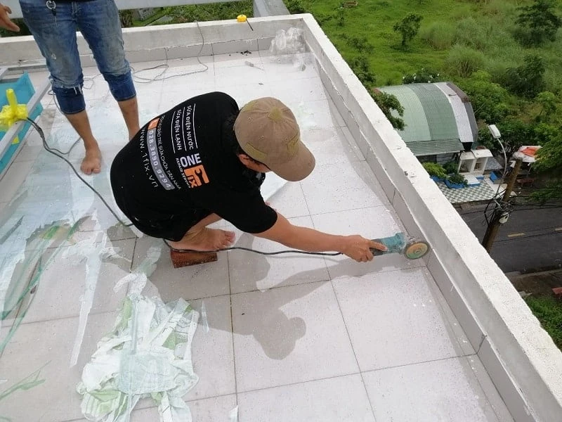 5 bước thi công chống thấm 2 thành phần chuẩn kỹ thuật 2 xu ly be mat truoc khi thi cong