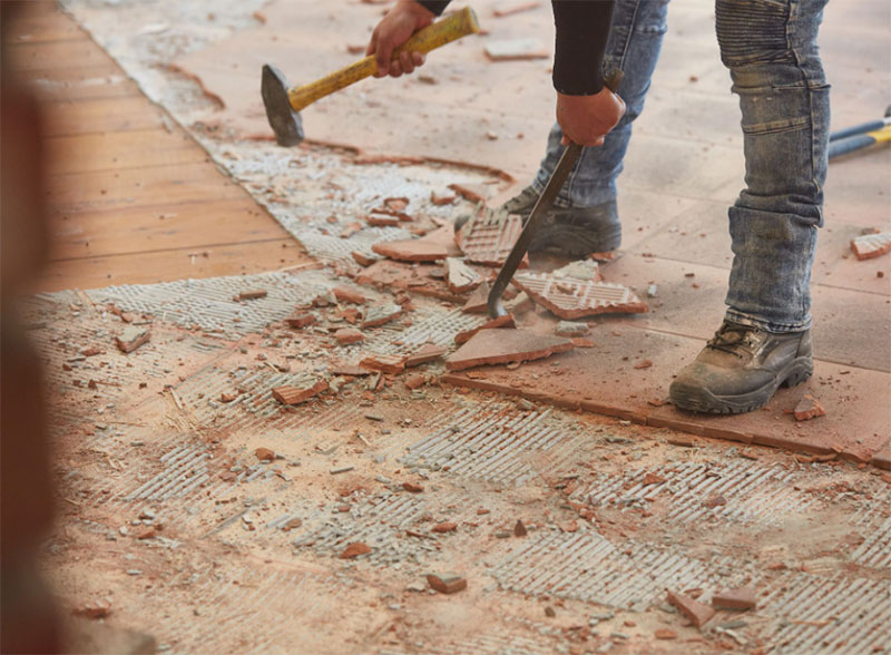 Phá lớp gạch cũ và trải keo, dán gạch mới ở vị trí bị bộp
